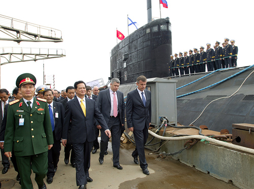 Prime Minister visits Kilo-class submarine in Russia